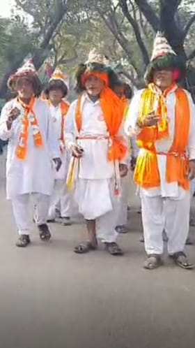 शिंदे शिवसेनेची 'वासुदेव' प्रचाराची अनोखी पद्धत चर्चेत.