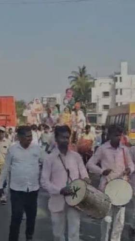 मिरजमध्ये चक्क बैलगाडीने भव्यशक्ती प्रदर्शन करत उमेदवारी अर्ज दाखल