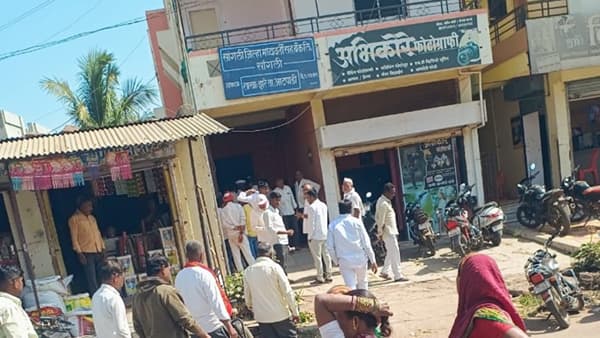 सांगली जिल्ह्याच्या आटपाडी तालुक्यातील झरे येथील सांगली जिल्हा मध्यवर्ती बँकेच्या शाखेवर अज्ञात दरोडेखोरांनी धाडसी दरोडा टाकला आहे. यावेळी दरोडेखोरांनी बँकेतील तब्बल २२ लॉकर गॅस कटरच्या साहाय्याने फोडले आहे. या दरोड्यात चोराने सुमारे ९ लाख ३० हजार रुपये किंमतीचे सोन्या-चांदीचे दागिने लंपास केले आहेत. या घटनेमुळे संपूर्ण जिल्ह्यात खळबळ उडाली आहे.