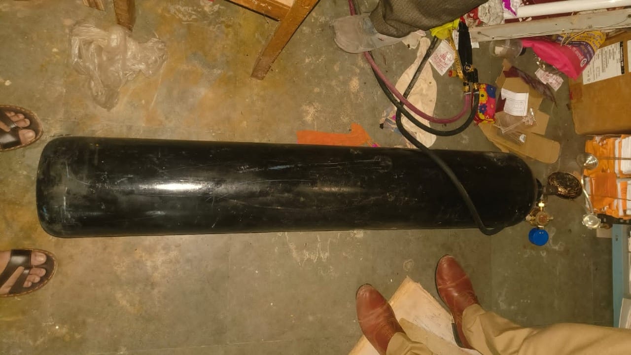 पण त्यांनी ग्राहकांच्या वैयक्तिक लॉकरवर डल्ला मारला. गॅस कटरचा वापर करून एकामागून एक २२ लॉकर तोडण्यात आले. हे चोर खिडकीतून आत शिरल्याचा पोलिसांना प्राथमिक अंदाज आहे.