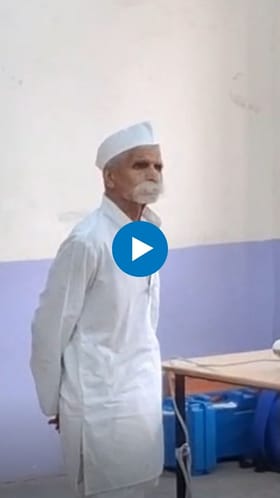 संभाजी भिडे यांनी बजावला मतदानाचा हक्क