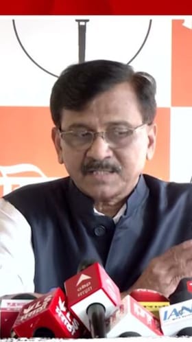 पक्ष फोडण्यासाठी निवडणूक आयोगाची मदत घेतात! राऊतांचा आरोप.