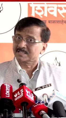 तुम्ही शिवसेना आणि मनसेला घाबरलात! संजय राऊतांची टीका.