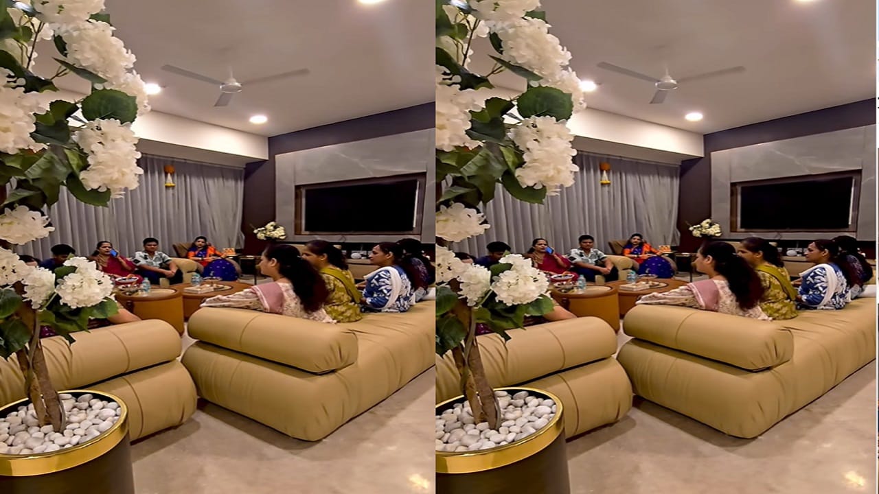 व्हाईट थीममध्ये सजवलेलं घर स्वच्छ, शांत आणि भव्य दिसत आहे... मोजक्याच फर्निचरचा वापर करत घराला रॉयल टच देण्यात आला आहे. शिवाय घरात वस्तू देखील व्यवस्थित मांडल्या आहेत. लहान रोपं आणि शोपीसमुळे घराचं सौंदर्य आणखी वाढलं आहे.