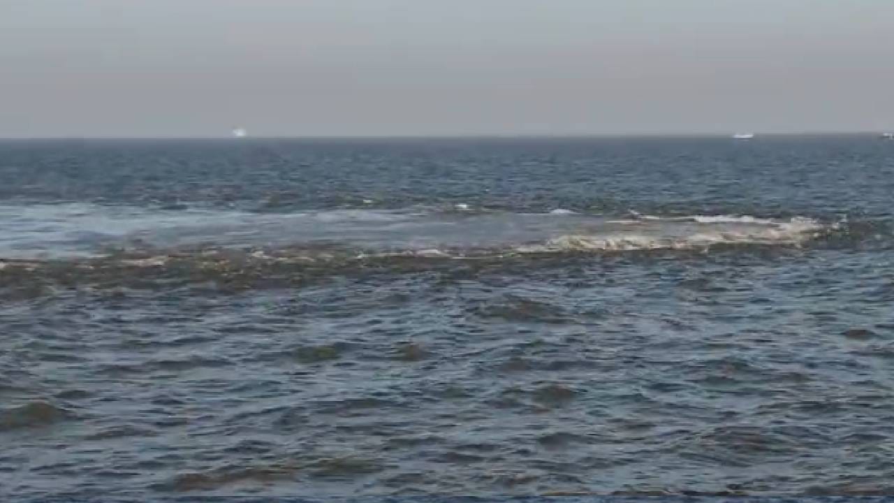 दरम्यान, समुद्रात हे रिंगण कशामुळे पडलं असेल? का पडलं? त्यामागचं कारण काय? असा प्रश्न सर्वांना पडला आहे. प्रत्येकजण त्याबाबतचे वेगवेगळे कयासही लावत आहे. हा ज्वालामुखी असल्याचा अंदाज मच्छिमार व्यक्त करत आहेत. तर काहींच्या मते त्सुनामी तर येणार नाही ना? अशी शंका व्यक्त केली जात आहे. 