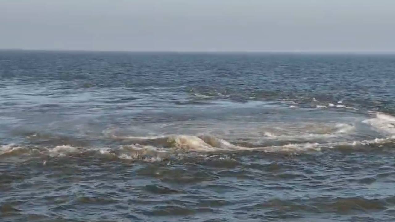 विशेष म्हणजे वसईतील बोट याच गोल रिंगणमध्ये अडकली होती. बऱ्याच प्रयत्नानंतर सुदैवाने ती बोट त्या रिंगणमधून बाहेर पडली. त्यात कोणतीही जीवितहानी झालेली नाही. मात्र, बोट रिंगणमध्ये अडकण्याचा अनुभव भयंकर होता असं या मच्छिमाराने सांगितलं. हे पाण्याचं रिंगण आहे. समुद्रात भोवरा असतो तसं हे रिंगण होतं. पण भोवरा परवडला पण हे रिंगण अति भयानक आहे, असं सांगितलं जात आहे. 