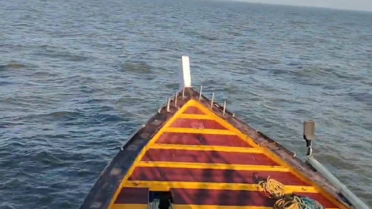 रोज सकाळी उठायचं आणि समुद्रात बोट घेऊन जायचं. शांत किनाऱ्यावरून जाताना मन प्रसन्न व्हायचं. पण मागचे 10 दिवस मच्छिमारांसाठी आक्रीत घडणारे ठरले आहेत. वसईच्या या शांत समुद्रात त्यांनी जे काही पाहिलं त्याने त्यांचे डोळे विस्फारले. डोकं चक्रावलं. काय घडतंय ते काहीच कळत नव्हतं. एक मच्छिमार तर आपली बोट घेऊन अक्षरश: जीव वाचवून बाहेर आला. मोठं काही तरी घडणार या भीतीने सर्व मच्छिमारांच्या पोटात गोळा आला  आहे. बोट घेऊन समुद्रात जायलाही हे मच्छिमार धजावत नाहीये. 