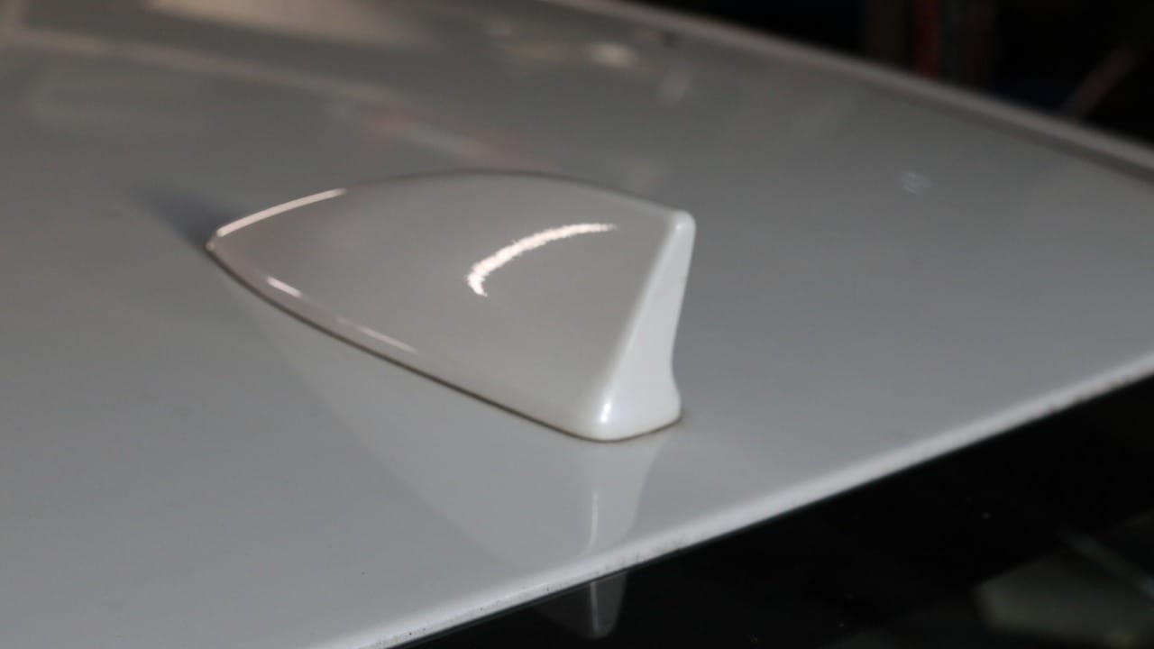 आज आपण गुगल मॅप्स किंवा इन-बिल्ट नेव्हिगेशन वापरून रस्ता शोधतो. यासाठी गाडीचा उपग्रहाशी (Satellite) संपर्क असणे गरजेचे असते. या छोट्या शार्क फिनमध्ये जीपीएस रिसीव्हर असतो, जो तुम्हाला अचूक रस्ता दाखवण्यास मदत करतो.