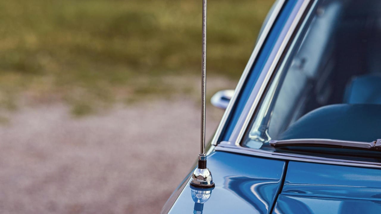 या शार्क फिन अँटेनाचे सर्वात प्राथमिक काम म्हणजे हवेतील रेडिओ लहरी पकडणे. तुम्ही गाडीत जे FM किंवा AM रेडिओ ऐकता, त्याचे सिग्नल हाच अँटेना खेचून घेतो. जुन्या तारांच्या अँटेनापेक्षा यामुळे अधिक स्पष्ट आवाज येतो.