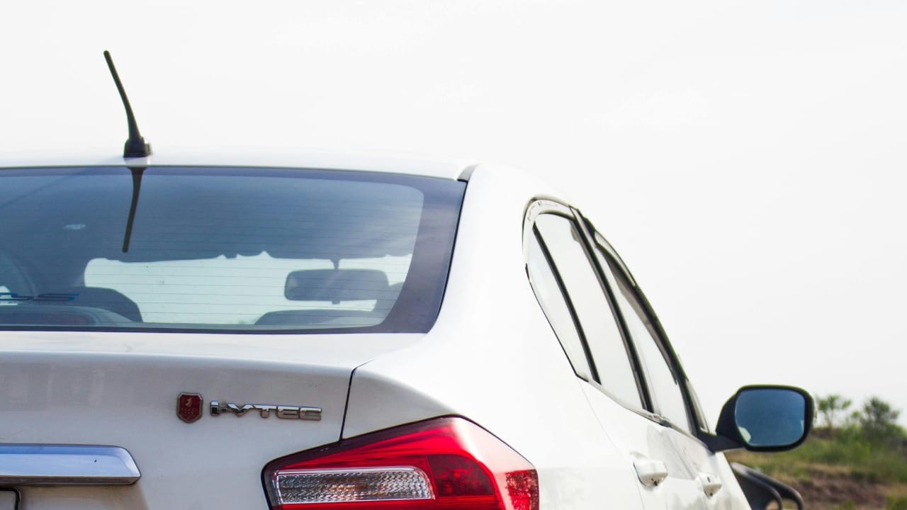 मात्र बदलत्या टेक्नोलॉजी प्रमाणे आता त्या लांब अँटेनाची जागा या छोट्या आणि स्टायलिश शार्क फिन अँटेनाने घेतली. हा अँटेना कारच्या छतावर बसवलेला असतो. तो अधिक सुरक्षित व कार्यक्षम मानला जातो.