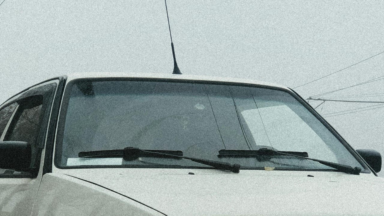 तुमच्या कारच्या छतावर मागील बाजूस शार्क माशाच्या परासारखा असलेल्या या छोट्या भागाला शार्क फिन अँटेन असे म्हटले जाते. जुन्या गाड्यांमध्ये रेडिओ ऐकण्यासाठी लांब आणि लवचिक वायरसारखे अँटेना असायचे.