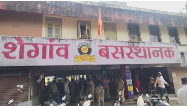 आधीच शेगाव एसटी आगारामध्ये एसटी बसेसची कमतरता असून या बस स्थानकावर राज्यभरातील प्रवासी श्रींच्या दर्शनासाठी येतात त्यामुळे अधिक गर्दी होत असते. येथील एसटी आगाराचे उत्पन्नही बऱ्यापैकी आहे.