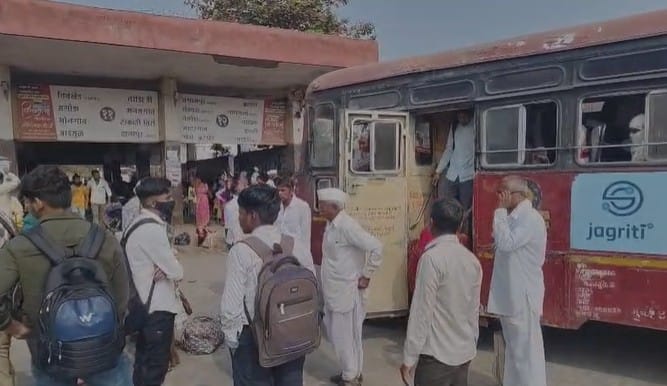 दरम्यान शेगाव तालुक्यातील ग्रामीण भागातील काही गावांमध्ये विद्यार्थ्यांकरीता एसटी बसेस सुरू करण्यात आल्या आहेत, मात्र शेवटच्या स्टॉपपर्यंतचे विद्यार्थी आणि प्रवासी बसमध्ये चढत असताना अनेक प्रवासी आणि विद्यार्थी खालीच राहतात.त्यामुळे असे विद्यार्थी आणि प्रवासी नेहमीच या एसटी चालक वाहकांच्या तक्रारी वरिष्ठांकडे करताहेत.