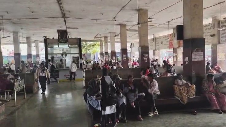 वरिष्ठ अधिकारी कुठलीही सहनिशा न करता चालक वाहकांना जाब विचारतात. यामुळे त्रस्त होऊन चालक आणि वाहकांनी शेगावच्या बस स्थानकात अनोखे आंदोलन करून निषेध केला आहे.