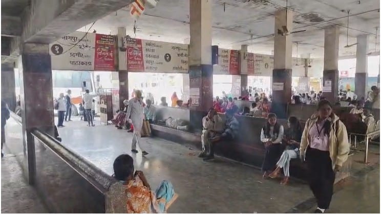 साधारण एका एसटी बसेसची क्षमता 55 अधिक एक एवढीच असल्याने यापेक्षा एकही प्रवासी आता एसटी बसमध्ये नेणार नसल्याची भूमिका कंडक्टर आणि चालकांनी घेतली आहे.त्यामुळे प्रवाशांमध्ये एकच खळबळ उडाली आहे.