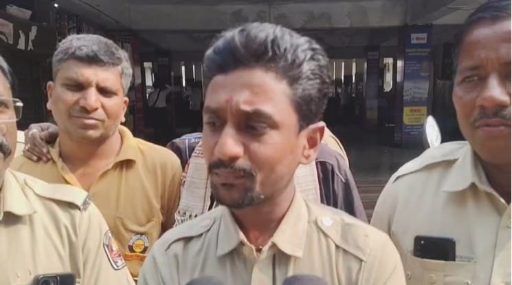 शासनाने आम्हाला आता 55 प्रवाशांपेक्षा एकही जादा प्रवासी बसमध्ये न घेण्याची परवानगी घ्यावी. तसेच नवीन बसेसची संख्या तरी वाढवावी अशी मागणी एसटी कर्मचाऱ्यांनी केली आहे. शेगाव ते जळगाव तसेच शेगाव ते पातुर्डा या बसमधून जादाचे प्रवासी खाली उतरवून देण्यात येत आहेत.त्यामुळे शेगाव आगारात एसटी बसेसची संख्या वाढवण्याची मागणी होत आहे.