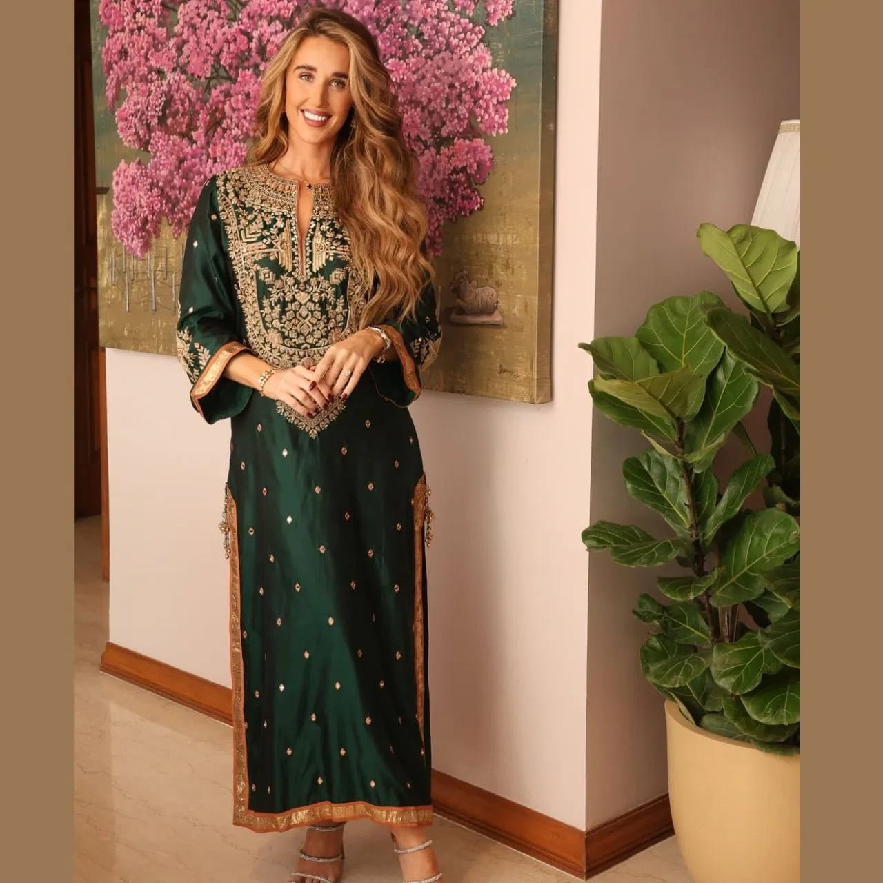 सोशल मीडियावर शिखर याच्या विदेशी गर्लफ्रेंडचे फोटो देखील व्हायरल होत आहे. पारंपरिक लूकमध्ये सोफी प्रचंड सुंदर दिसत आहे. लेहेंग्यांमध्ये सोफी हिचे काही फोटो सोशल मीडियावर व्हायरल होत आहे.