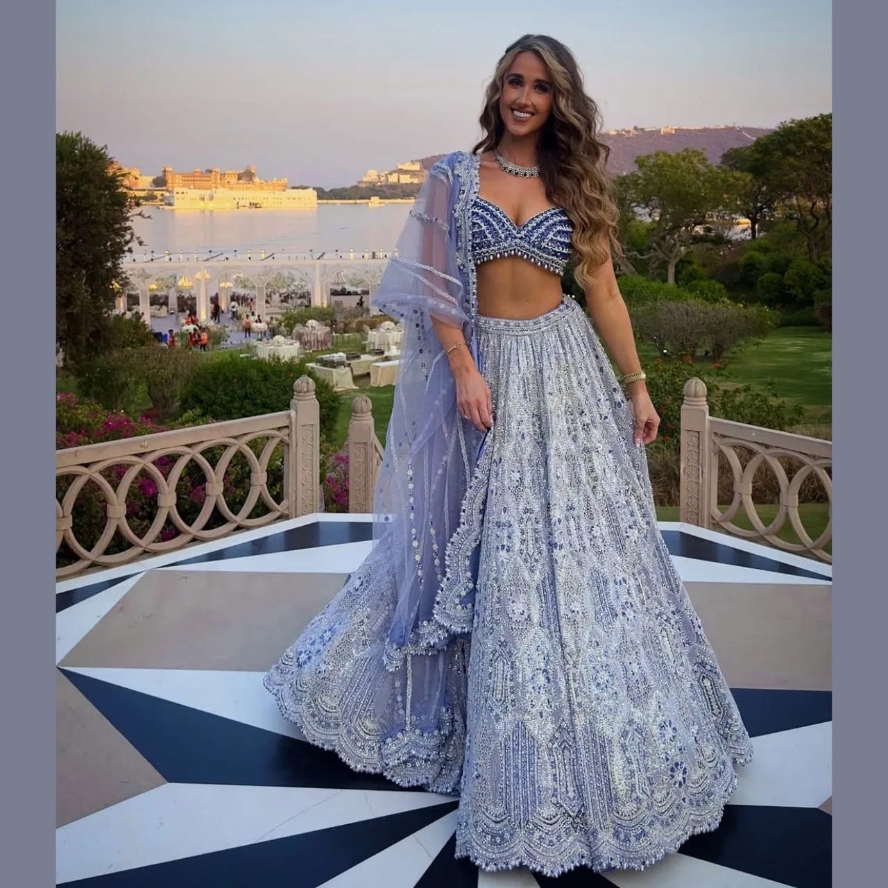 चाहते देखील शिखर याच्या दुसऱ्या लग्नाच्या प्रतिक्षेत आहेत. शिखर धवन याचं यापूर्वीही लग्न झालं आहे. त्याच्या पहिल्या पत्नीचं नाव आयेशा मुखर्जी आहे. शिखर आणि आयेशा यांनी एक मुलगा देखील आहे, त्याचं नाव झोरावर आहे.