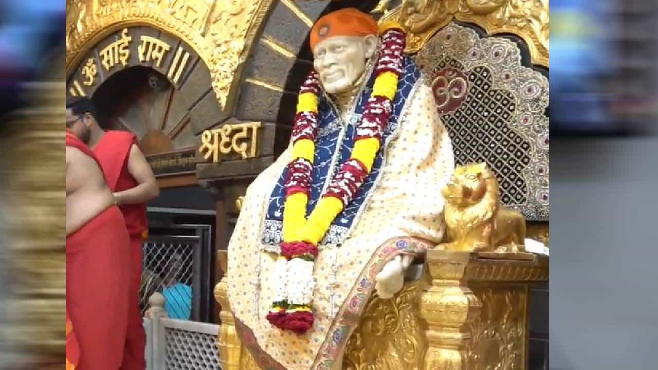 तीन दिवसांचा मोठा वीकेंड नुकताच आला. सलग सुट्ट्यांचा कालावधी सुरू असल्याने शिर्डीत साईदर्शनासाठी येणाऱ्या भाविकांची संख्या लक्षणीयरीत्या वाढली आहे. देश-विदेशातील साईभक्त मोठ्या श्रद्धेने साईचरणी नतमस्तक होत आहेत.