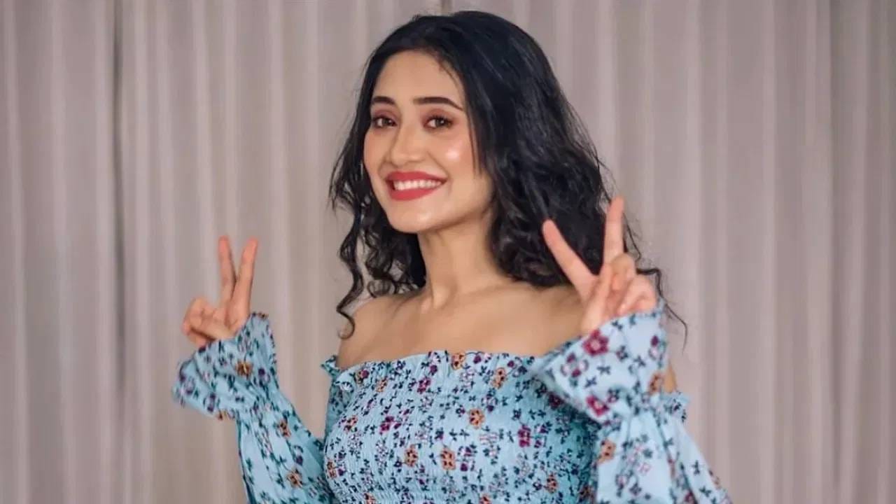 'ये रिश्ता क्या कहलाता है' या मालिकेतून अभिनेत्री शिवांगी जोशी घराघरात पोहोचली. शिवांगीचा जन्म 18 मे 1998 रोजी महाराष्ट्रातील पुण्यात झाला. 27 वर्षीय शिवांगीने बालकलाकार म्हणूनही काम केलंय. टेलिव्हिजनवरील नामांकित मालिकांमध्ये तिने भूमिका साकारल्या आहेत. 
