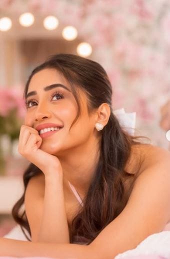 शिवांगी जोशी ही अभिनेत्री छोट्या पडद्यावरील मालिकांत केलेल्या अभिनयामुळे नेहमीच चर्चेत असते. तिच्या अभिनयाचे आणि सौंदर्याचे लाखो दिवाने आहेत. परंतु ही अभिनेत्री तिच्या खासगी जीवनामुळे तसेच लव्ह लाईफमुळेही तेवढीच चर्चेत असते. 