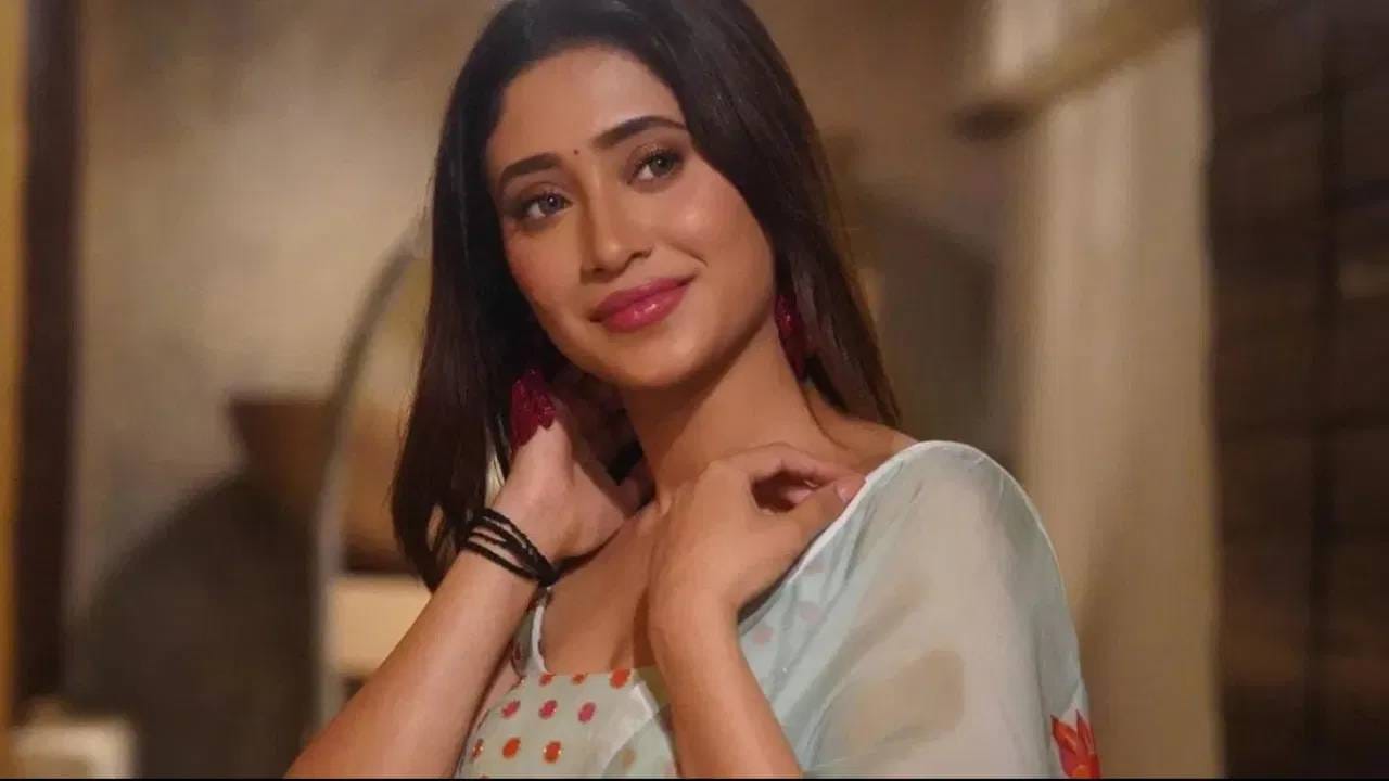 शिवांगी जोशी ही टेलिव्हिजनवरील फक्त लोकप्रिय अभिनेत्री नाही, तर ती सर्वांत महागडी अभिनेत्रीसुद्धा आहे. एका एपिसोडसाठी ती जवळपास दीड ते दोन लाख रुपये मानधन स्वीकारते. रुपाली गांगुलीनंतर शिवांगी जोशी सर्वाधिक फी स्वीकारते.
