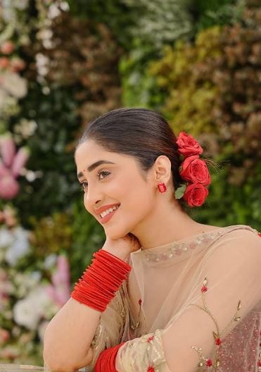 शिवांगी जोशीने एका मुलाखतीत खूपच मजेदार किस्सा सांगितलेला आहे. वयाच्या 17 व्या वर्षी तिला एका मुलावर प्रेम झाले होते. शाळेत असतानाच तिला हे पहिले प्रेम झाले होते. या प्रेमाबद्दल बोलताना तिने सांगितले की, आमचा एक ग्रुप होता. आमच्या ग्रुपमधील एक मुलगा मला खूपच आवडायचा. 