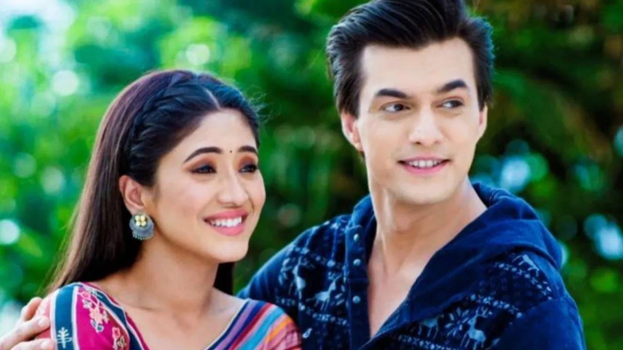 शिवांगीने 'ये रिश्ता क्या कहलाता है' या मालिकेतील सहकलाकार मोहसिन खानला डेट केलंय. 2017 मध्ये या दोघांनी एकमेकांना डेट करण्यास सुरुवात केली होती. परंतु 2020 मध्येच त्यांचा ब्रेकअप झाला. मालिकेतील या जोडीला प्रेक्षकांकडून भरभरून प्रेम मिळालं. 
