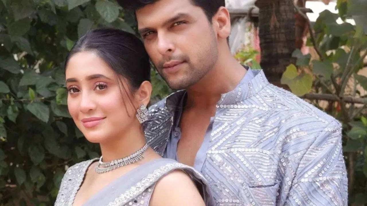 मोहसिनशी ब्रेकअपनंतर शिवांगी प्रसिद्ध अभिनेता कुशल टंडनला डेट करत होती. कुशल हा शिवांगीपेक्षा 13 वर्षांनी मोठा आहे. 'बरसातें- मौसम प्यार का' या मालिकेच्या सेटवर दोघांची पहिल्यांदा भेट झाली होती. त्यानंतर दोघं एकमेकांच्या प्रेमात पडले होते. परंतु या दोघांचंही नातं फार काळ टिकू शकलं नाही. 
