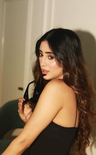 दरम्यान, शिवांगी जोशी ही अभिनेत्री सोशल मीडियावर चांगलीच सक्रिय असते. तिचे हजारो चाहते आहेत. तिच्या एका फोटोवर तिचे चाहते भरभरून कमेंट्स करतात. तिने आतापर्यंत अनेक मालिकांत चांगले काम केलेले आहे.