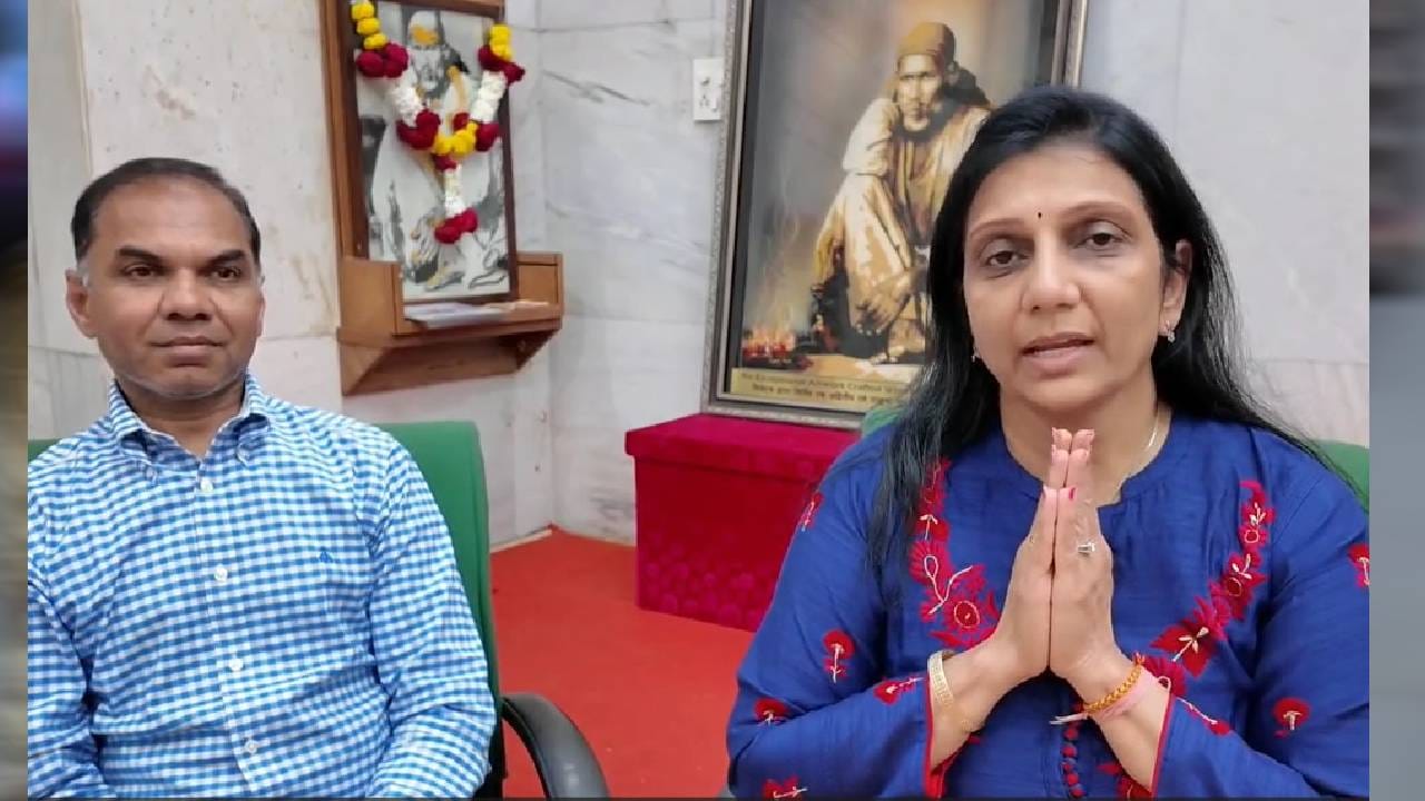 अमेरिका येथील साईभक्त श्रीमती अंकिता राजेंद्र पटेल यांनी 700 ग्रॅम वजनाचा सुवर्ण मुकुट साईचरणी अर्पण केला आहे. नक्षिकाम असलेला हा सुवर्ण मुकुट पाहताच डोळ्यांचं अगदी पारणं फिटतं.