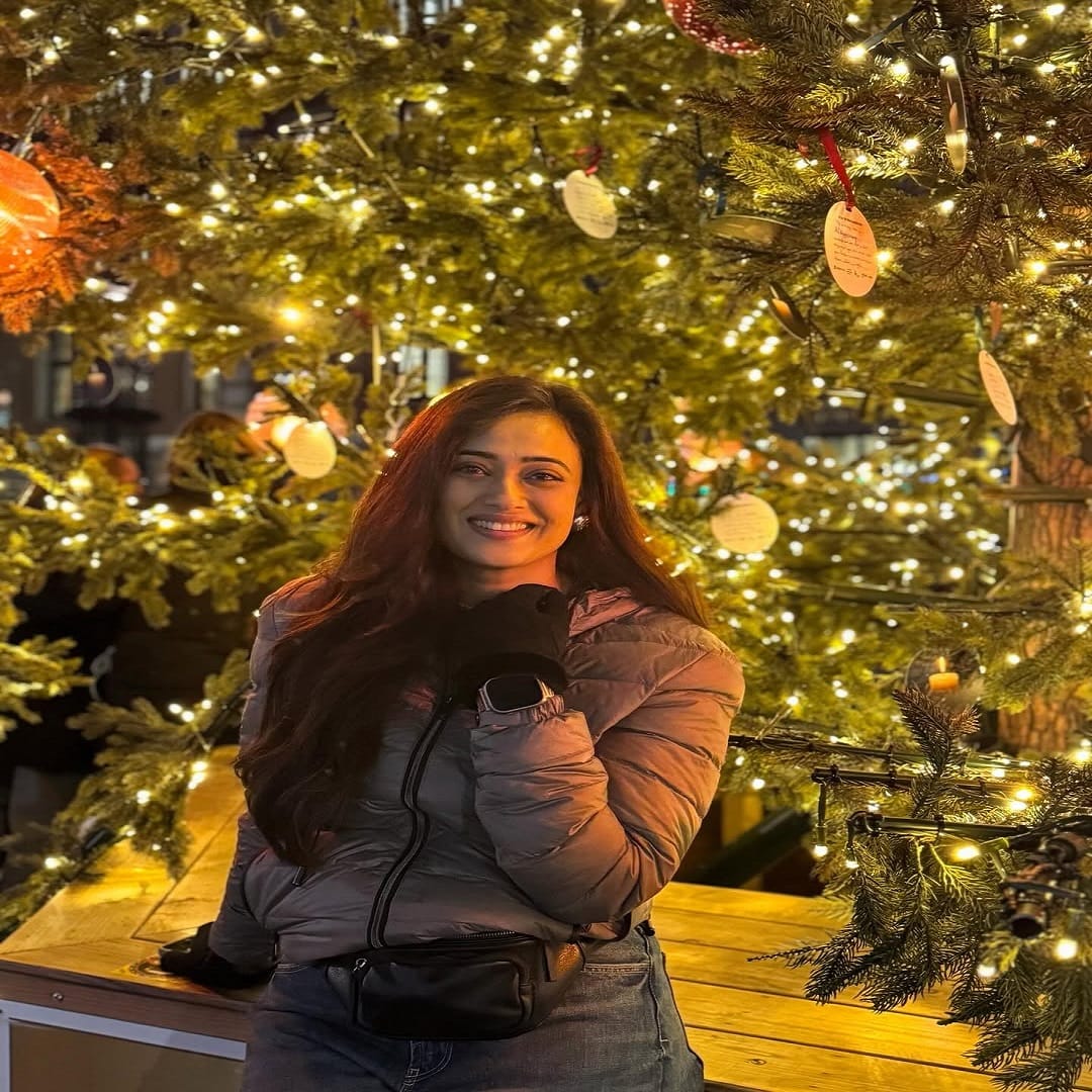 अभिनेत्री श्वेता तिवारी कायम सोशल मीडियावर स्वतःचे फोटो आणि व्हिडीओ पोस्ट करत असते. आता देखील अभिनेत्रीचे काही फोटो सोशल मीडियावर तुफान व्हायरल होत आहेत. चाहत्यांना देखील अभिनेत्रीचा नवा लूक प्रचंड आवडला आहे.