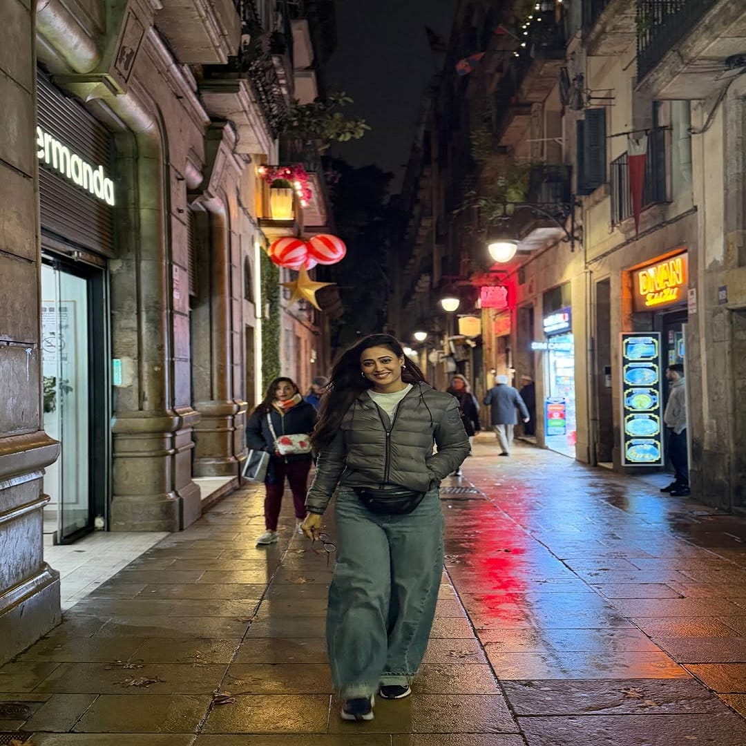 थंडीत श्वेता तिच्या मित्रांसोबत आनंद व्यक्त करताना दिसत आहे. फिरण्यासाठी गेलेल्या श्वेताने स्वतःचे काही फोटो सोशल मीडियावर पोस्ट केले आहे. सध्या अभिनेत्रीचे फोटो सोशल मीडियावर तुफान व्हायरल होत आहे.