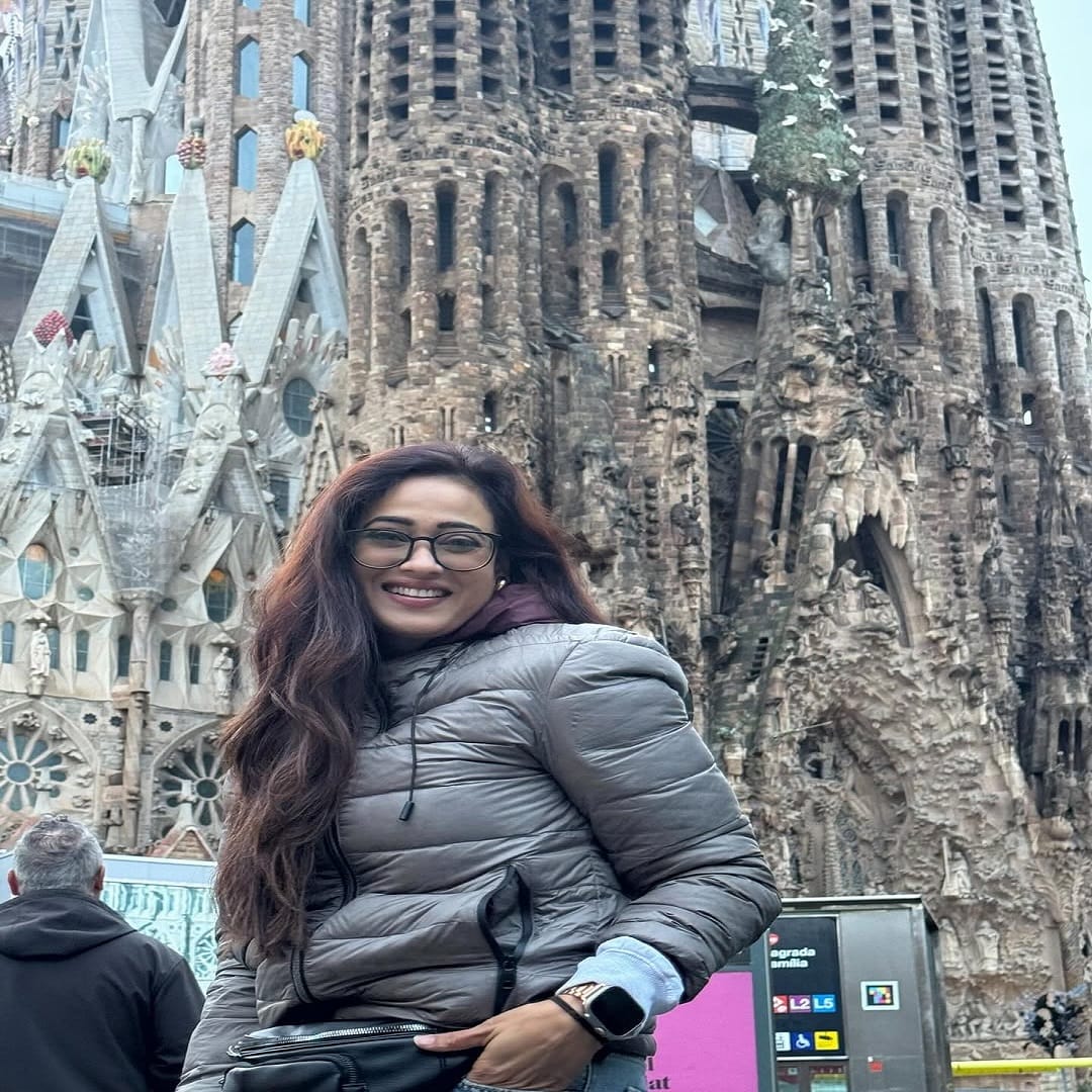 फोटो पोस्ट करत श्वेता हिने कॅप्शनमध्ये, मी जे हवं ते करते.... मला जे आवडतं ते मी निवडते... मी कोणत्या नियमांमध्ये बसत नाही... मी मर्यादा तोडते.. 2026 मध्ये हे मी चालूच ठेवेल... असं लिहिलं आहे.