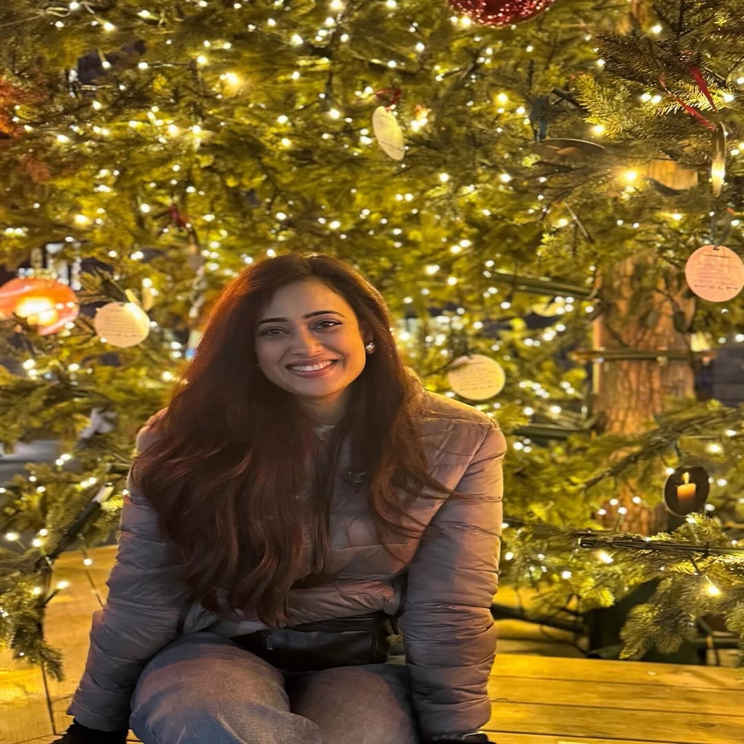 अभिनेत्री वयाच्या 43 व्या वर्षी देखील चाहत्यांना फॅशन गोल्स देत असते. आता अभिनेत्री तिच्या बोल्डनेसमुळे चर्चेत आली आहे. श्वेता चाहत्यांना देखील फॅशन गोल्स देत असते. श्वेता नेहमी तिच्या फॅशनमुळे चर्चेत असते.