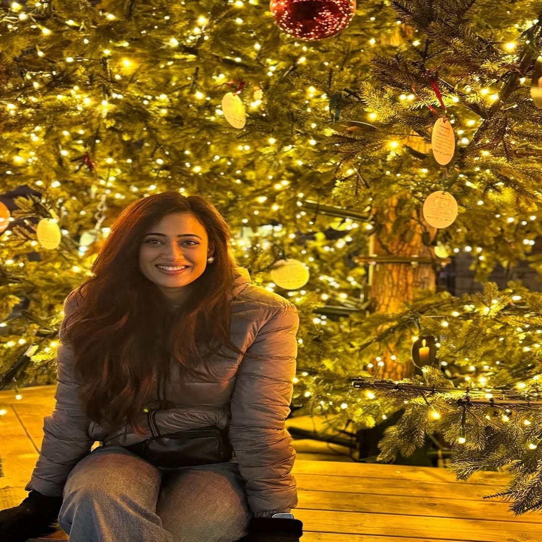 श्वेता दोन मुलांची आई आहे. तिची मोठी मुलगी पलत 25 वर्षांची आहे तर, मुलगा रेयांश सध्या शालेय शिक्षण पूर्ण करत आहे... सोशल मीडियावर देखील अभिनेत्री कायम सक्रिय असते. चाहत्यांच्या संपर्कात राहण्यासाठी अभिनेत्री कायम स्वतःचे फोटो आणि व्हिडीओ पोस्ट करत असते.