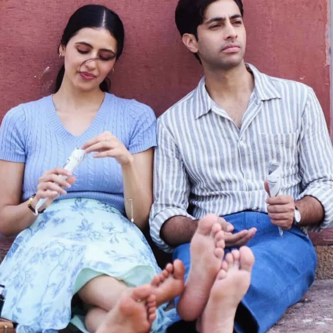 आम्ही बोलतोय 'इक्कीस' चित्रपटाचे लीड स्टार्स अगस्त्य नंदा आणि सीमर भाटियाबद्दल. दोघांनी पहिल्यांदा मोठ्या पडद्यावर एकत्र काम केलय. फिल्म आणि त्यांच्या अभिनयाला प्रेक्षकांकडून चांगला प्रतिसाद मिळतोय. 