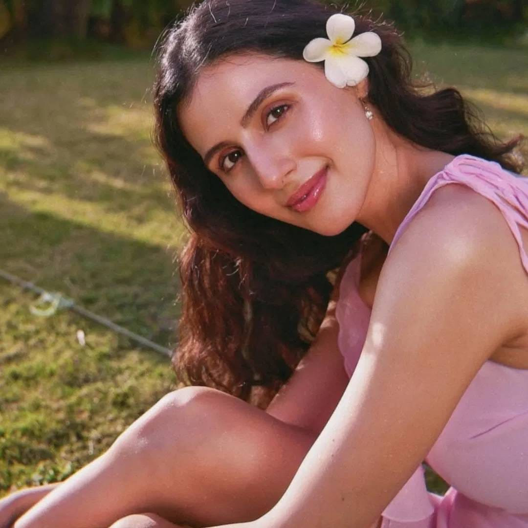  श्रीराम राघवन यांच्या डायरेक्शनमध्ये बनलेला 'इक्कीस' चित्रपट 1 जानेवारी 2026 ला थिएटरमध्ये रिलीज झाला. या फिल्मममध्ये अगस्त्य आणि सिमर शिवाय धर्मेंद्र, जयदीप अहलावत सारख्या कलाकारांनी जबरदस्त अभिनय केलाय. 