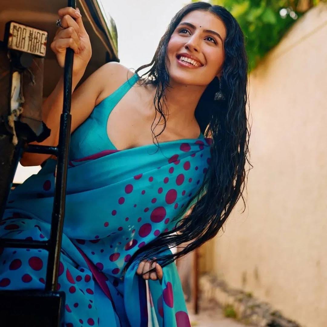 चित्रपट रिलीज झाल्यानंतर फिल्मच्या स्टारकास्टची फी समोर आलीय. रिपोर्ट्सनुसार, या चित्रपटासाठी अगस्त्यला 70 लाख रुपये मिळालेत. सिमरनबद्दल बोलायचं झाल्यास तिला फक्त 5 लाख रुपये मिळालेत. या चित्रपटाचं बजेट 200 कोटी रुपये होतं. 