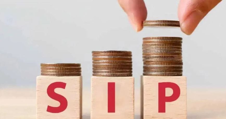 आजकाल एसआयपीच्या माध्यमातून गुंतवणूक करण्याचे प्रमाण वाढले आहे. लोक जमेल तेवढी रक्कम एसआयपीमध्ये गुंतवतात. एसआयपीत दीर्घकाळासाठी गुंतवणूक केल्यास तुम्हाला खूप फायदा होऊ शकतो. 