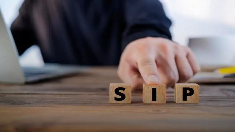 एक किंवा दोन महिने एसआयपी थांबवली तर फार तोटा होणार नाही? असा प्रत्येकाचा समज असतो. परंतु एसआयपीमध्ये गुंतवलेल्या रकमेवर चक्रवाढ व्याजाचा लाभ मिळतो. म्हणूनच तुम्हाला खूप मोठा तोटा होऊ शकतो. 