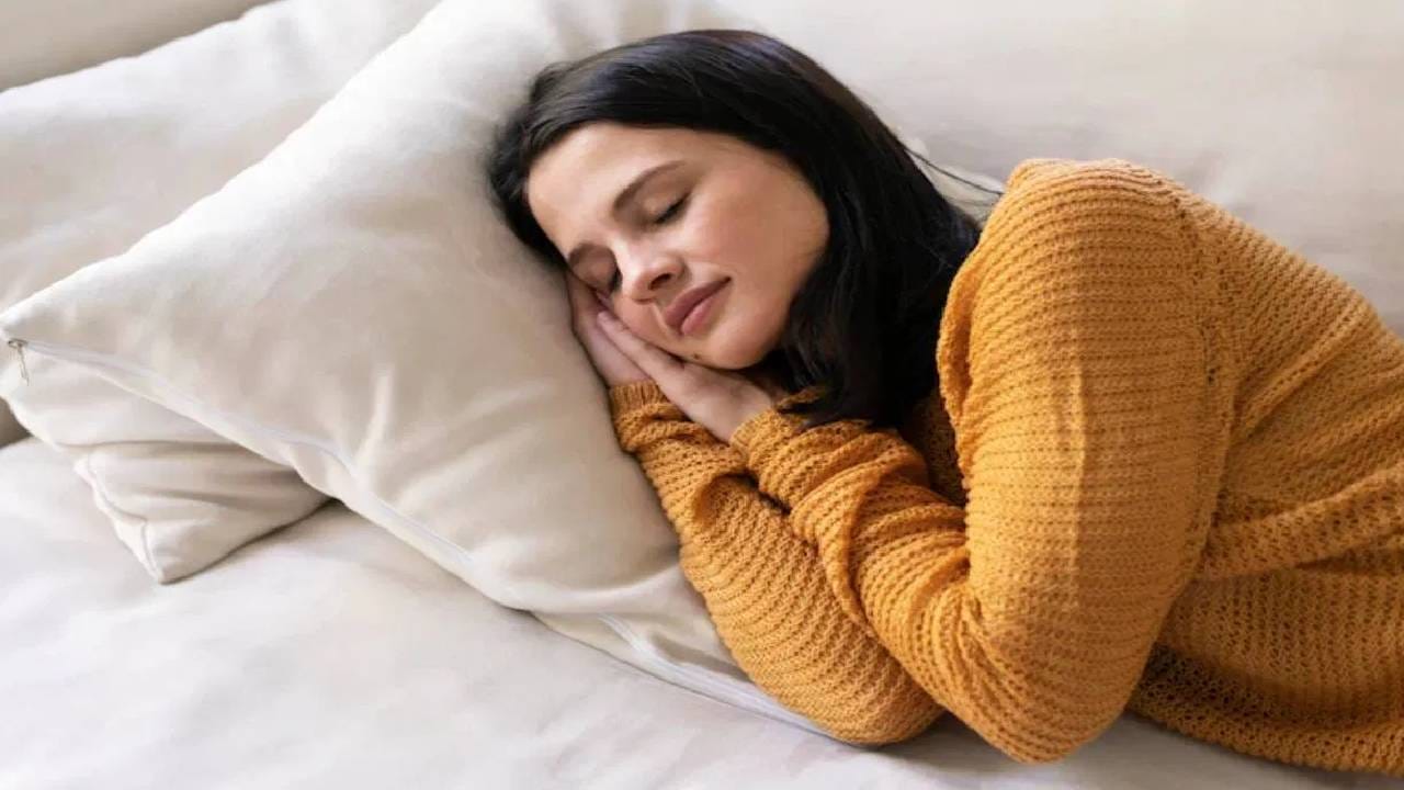 बऱ्याचदा आपण ऐकले असेल की, माझी झोप पूर्ण होत नाही, असे लोक बोलतात. घर सांभाळून नोकरी करण्याच्या तारेवरच्या कसरतीमध्ये अनेकांना पुरेशी झोप मिळत नाही. 