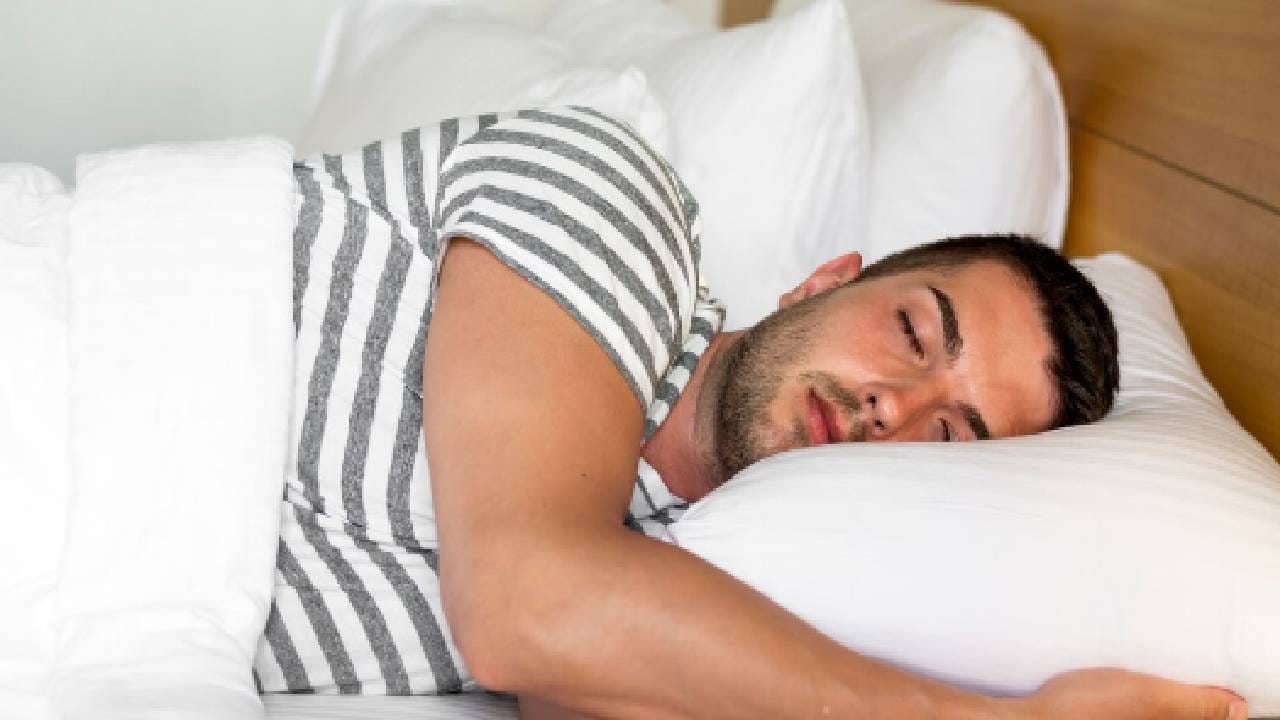 एक्सपर्ट्सच्या सांगण्यानुसार, संपूर्ण  दिवसात 7 तासांपेक्षा कमी झोप झाली तर रक्तदाब वाढू शकतो. विशेषतः जर तुम्ही 5 ते 6 तासांपेक्षा कमी झोपलात तर उच्च रक्तदाबाचा धोका वाढतो. झोपेच्या कमतरतेमुळे स्ट्रेस हार्मोन्स वाढतात, रात्री रक्तदाब नैसर्गिकरित्या कमी होत नाही आणि कोर्टिसोलची पातळी वाढते.