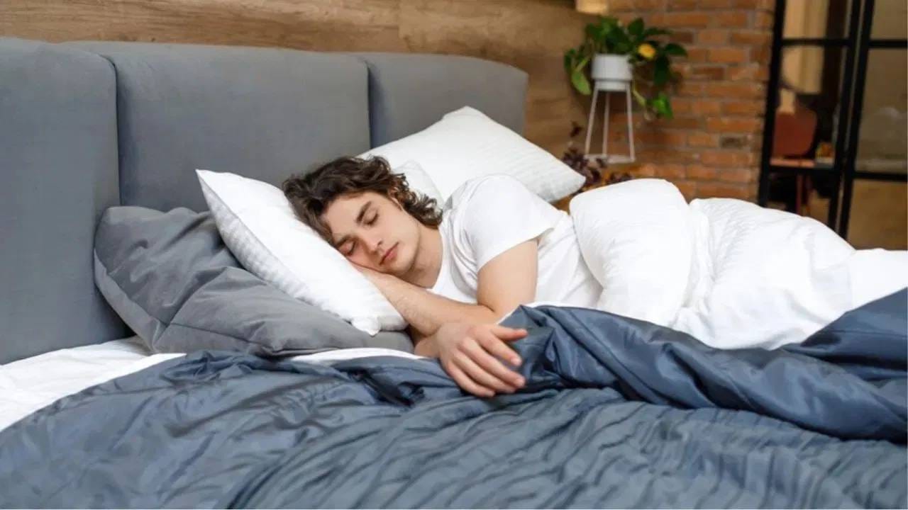 अनियमित झोपेच्या चक्रामुळे मायग्रेनचा धोकाही वाढतो. यासोबतच अनेक गंभीर आरोग्य समस्या निर्माण होतात. यामुळे जास्त पाणी पिणे निरोगी आरोग्यासाठी अत्यंत महत्वाचे ठरते. 