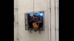 झोपेत दहाव्या मजल्यावरून पडले, आठव्या मजल्याच्या खिडकीत अडकले अन्.