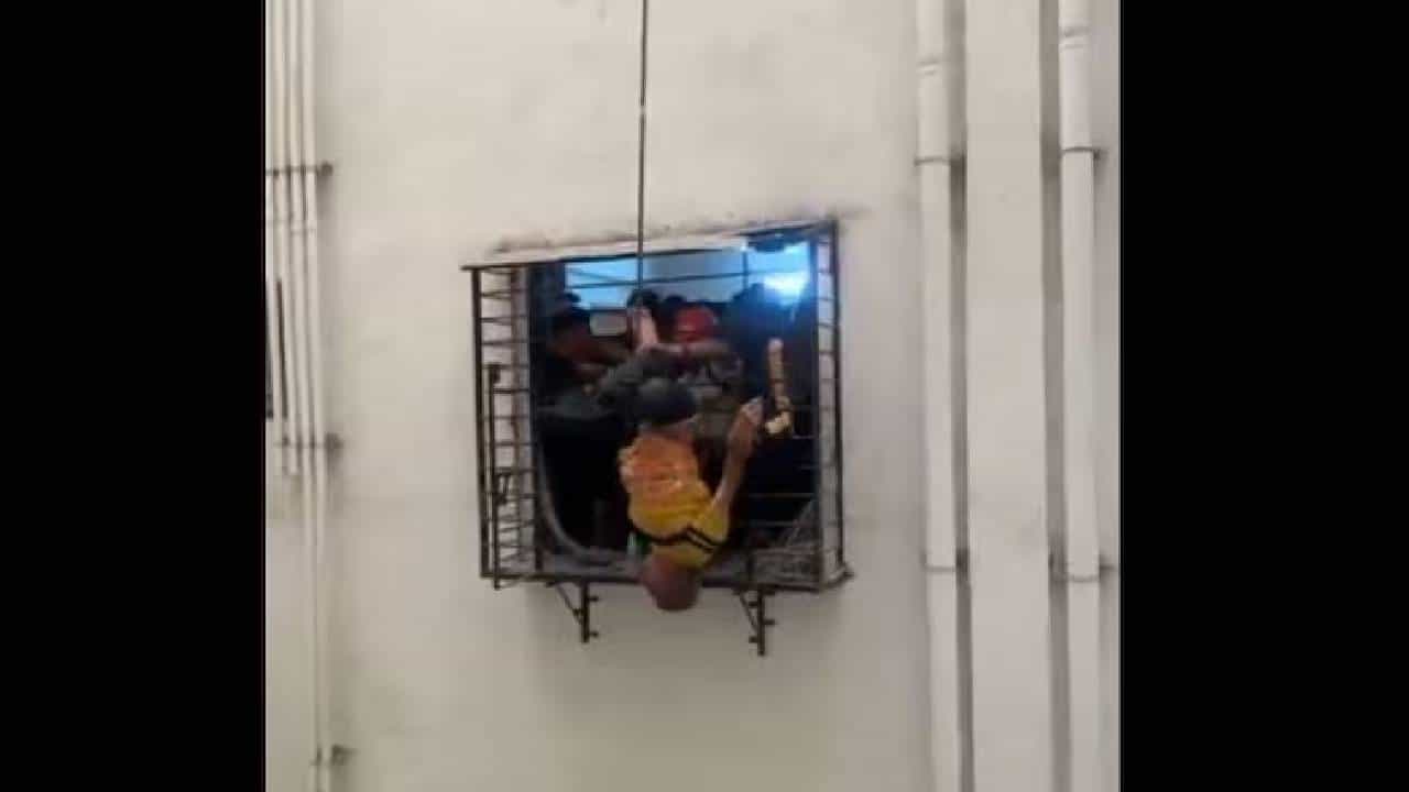 झोपेत दहाव्या मजल्यावरून पडले, आठव्या मजल्याच्या खिडकीत अडकले, बचाव पाहून लोकांचा श्वास थांबला