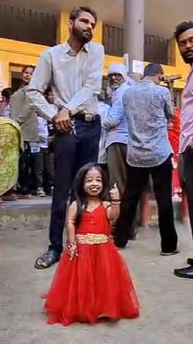 जगातील सर्वात लहान महिलेने केलं मतदान, व्हिडीओ चर्चेत.