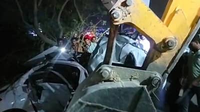 अक्कलकोटला स्वामींच्या दर्शनासाठी निघाले, अचानक रस्त्याच्या कडेला... क्षणात होत्याचे नव्हते झाले