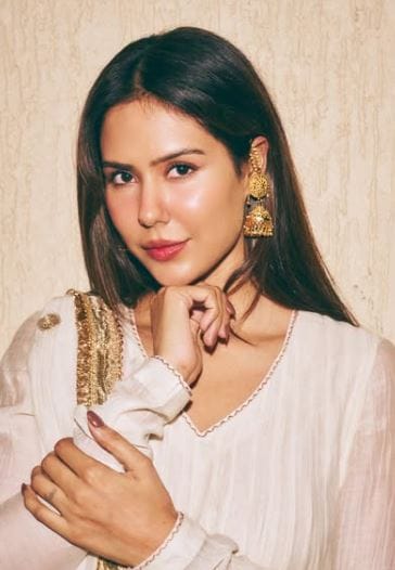 पंजाबी सिनेसृष्टीतील प्रसिद्द अभिनेत्री आणि आपल्या सौंदर्याने अनेकांना भुरळ घालणारी अबिनेत्री सोनम बाजवा सध्या खूपच चर्चेत आहे. नुकत्याच आलेल्या बॉर्डर- 2 या चित्रपटात तिने केलेल्या कामाचे खूप कौतुक होत आहे. या चित्रपटाच्या निमित्ताने सोनम बाजवा या अभिनेत्रीच्या फिटनेसबाबतही बोलले जात आहे. 