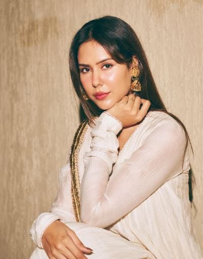 नियमितपणे चालणे, हलका व्यायाम, योग्य आहार घेतला की आरोग्य चांगले राहते. सोनम बाजवा हे सगळे नियम पाळते. म्हणूनच तिच्या सौंदर्याची आणि फिटनेसची सगळीकडे चर्चा होते. लवकरच ती आणखी दमदार अशा चित्रपटांत दिसणार आहे.